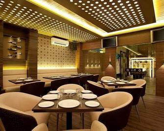 Hotel Plaza - Mumbai - Restaurant