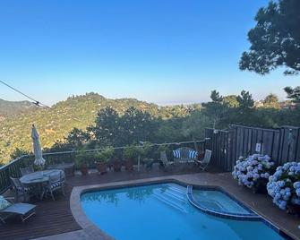 Amazing views, multi-level decks, full kitchen and pool. - San Rafael - Pool