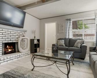 Great Place to Stay, Near all Tulsa Attractions - Tulsa - Living room