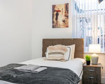 M6Guest House is your convenient home away from home near Manchester City Centre - Salford - Bedroom