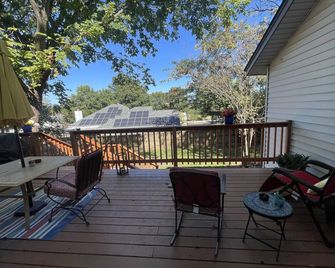 Newly renovated home located within walking distance of Lake Fayetteville & Park - Springdale - Balcón