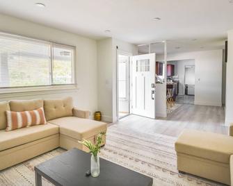 Pet-Friendly Norfolk Retreat about 7 Mi to Beach! - Virginia Beach - Salon