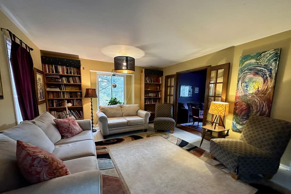 Ski Mt. Brighton! ~~Rock n Roll House ~~ Spacious! Hot Tub! Sleeps 12 - Brighton - Sala de estar