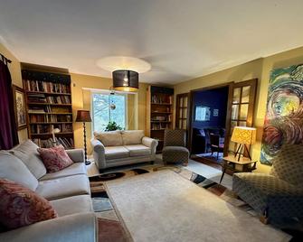 Rock N Roll Theme House ~ Ski Mt. Brighton! ~ Hot Tub, Music & Art Theme - Brighton - Living room