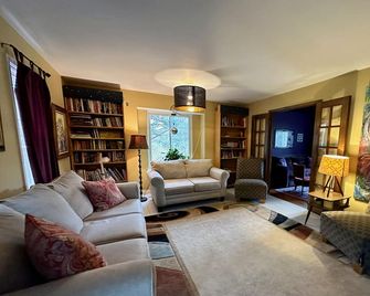Ski Mt. Brighton! ~~Rock n Roll House ~~ Spacious! Hot Tub! Sleeps 12 - Brighton - Sala de estar