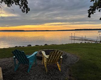 Lake Koronis All Season Home-5 bedrm, screened porch, fish/swim/bike/snowmobile - Paynesville - Patio