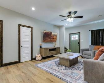 Fort Concho 2 BR 2 and a half BA New - San Angelo - Living room