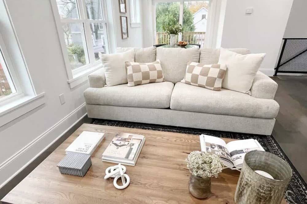 The Carriage House | Walkable To West 25th - كليفيلاند (أوهايو) - غرفة معيشة