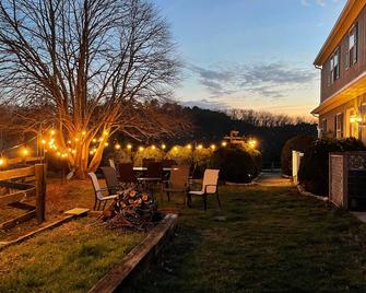 106 acre Farm with Animals, River & Private Pond, near Wineries and Breweries - Scottsville - Patio