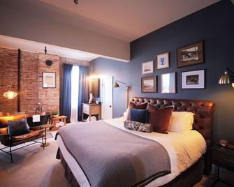King suite at The Jacksonville Inn Features luxurious soaking tub in room. - Jacksonville
