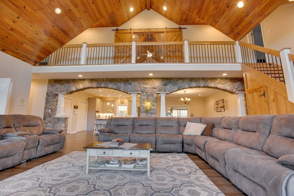 Black Diamond Retreat | Lakefront w/ Dock + Game Room! - Pottsville - Huiskamer