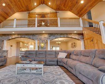 Black Diamond Retreat | Lakefront w/ Dock + Game Room! - Pottsville - Huiskamer