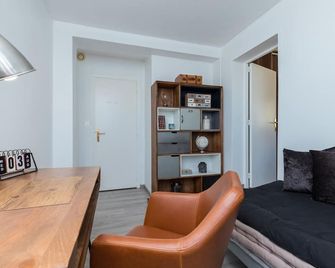 Lovely, relaxing home overlooking the Mediterranean Sea, minutes from Monaco - Eze - Living room