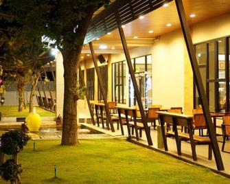 Np Hotel - Buriram - Innenhof