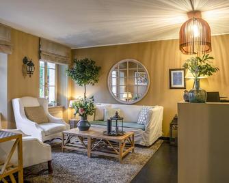 Hôtel Traiteur Les Ormes, The Originals Relais - Barneville-Carteret - Wohnzimmer