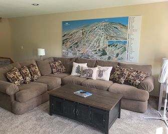 Beautiful 4 BR Townhome minutes from Mt Snow - Dover - Living room