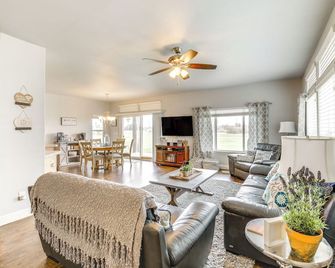 Walk To Colorado River Needles Gem With - Needles - Living room