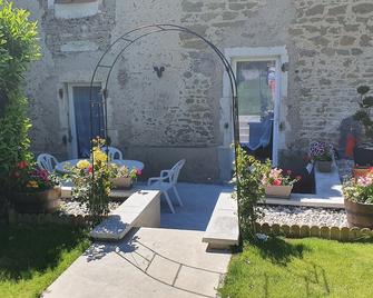 Aux Portes Du Marais - Culoz - Patio