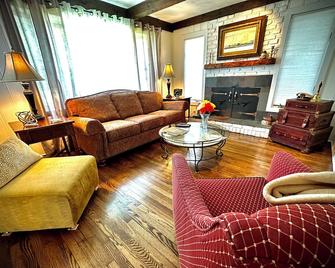 Elegant bay view stay. - Fairhaven - Living room