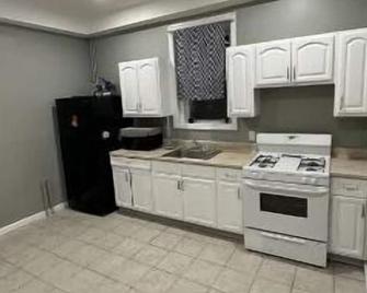 Nice Modern 3br 1ba - W Backyard - Elizabeth - Kitchen