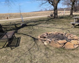 Private, Cozy, Driftless 2BR Farmhouse on 80 acres, 2 miles from Viroqua, WI - Viroqua - Patio