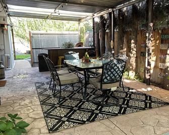 Charming farmhouse with WiFi and AC in enchanting Toquerville - Toquerville - Patio