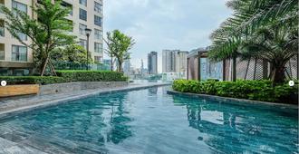 千禧馬斯特里公寓飯店 - 胡志明市 - 游泳池