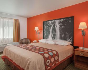 Super 8 by Wyndham Cloverdale Wine Country - Cloverdale - Camera da letto