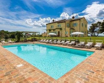 Villa Vista Mare, magnificent villa in the north of the Marche region, near the Adriatic Coast. - San Giorgio di Pesaro - Piscina