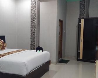 Eljie Hotel - Gorontalo - Bedroom