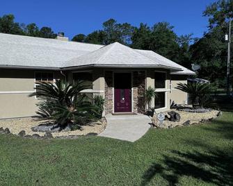 “The Peaceful Palace”\n\n - Lake City - Building