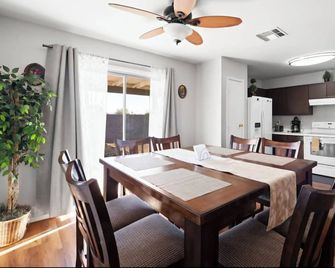 Lovely 3-bedroom estate with AC in beautiful El Mirage - El Mirage - Dining room