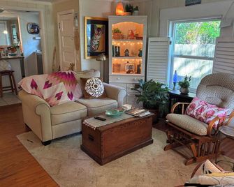 Heart of DT Southport with private, fenced yard! Perfect for pets! Sleeps 4 - Southport - Huiskamer