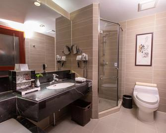 Broadcasting Tower Beijing Hotel - Beijing - Bathroom