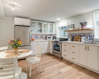 Walkable Apt w/ Off-Street Parking in Cheesman! - Denver - Keittiö