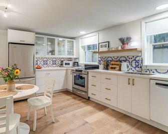 Walkable Apt w/ Off-Street Parking in Cheesman! - Denver - Cocina