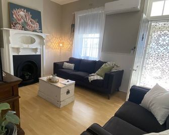 Character filled Cottage in Wallaroo, minutes from the beach & town centre - Wallaroo - Soggiorno