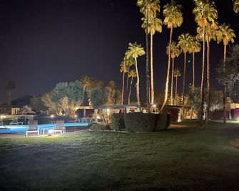 Fantastic remodeled 2 bedroom condo 1/2 mile from center of town - Palm Springs - Piscina