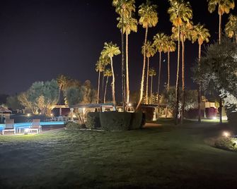 Fantastic remodeled 2 bedroom condo 1/2 mile from center of town - Palm Springs - Piscina