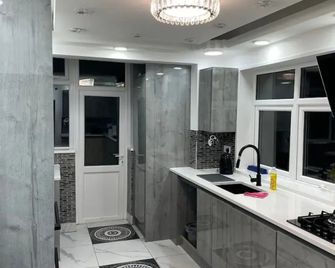 Manchester - 1 bed- Garden - Parking - מנצ'סטר - מטבח