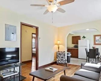 Reopened since Helene Spacious 2-bedroom suite in the center of Hot Springs - Hot Springs - Living room