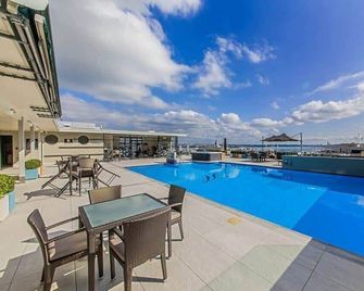 Beautiful and Spacious 1BR in CBD by Zodiak Stays - Auckland - Basen