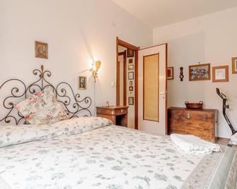 1 Bedroom Lovely Apartment In Rapallo - Rapallo - Camera da letto