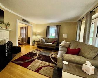 Updated Craftsman home, quiet setting, porch swing overlooking Old Town Park. - Westerville - Sala de estar