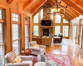 Spacious, family-friendly lodge on 10 wooded acres. Sleeps 20 with 5 bedrooms, stocked pond - Loudonville - Sala de estar