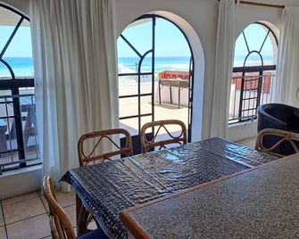 Oom Piet Self Catering Accomodation - Gansbaai - Balcony