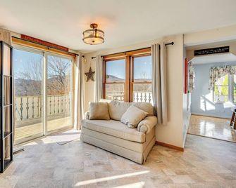 1 Mi to Story Land: Spacious Home w/ Mtn Views! - Glen - Living room