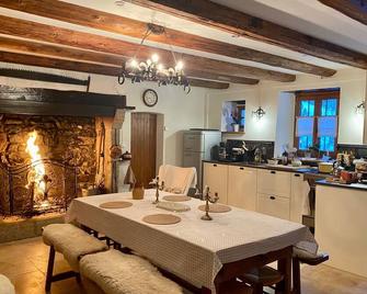 4-star gite in Auvergne, in the heart of nature, fireplace, sleeps 12 - Saint-Bonnet-le-Chastel - Comedor