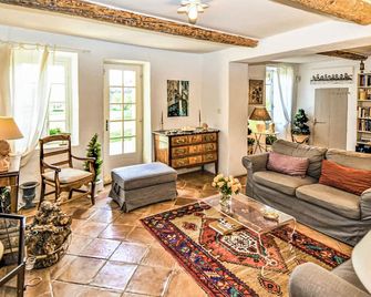 Lovely Home In Violès - Violès - Living room