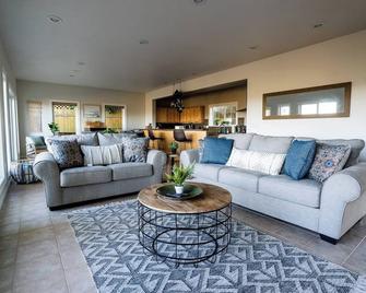 Scenic View Lodge | Hot Tub/Deck | Inspiring View - Sandy - Sala de estar